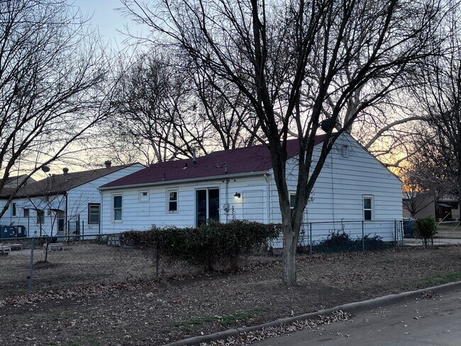 Foto del edificio - Across the street form Chisholm elem. Scho...