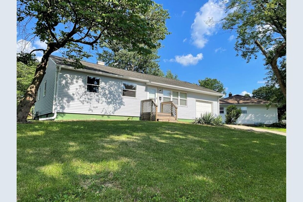 Primary Photo - Three Bdrm in Garden Hills