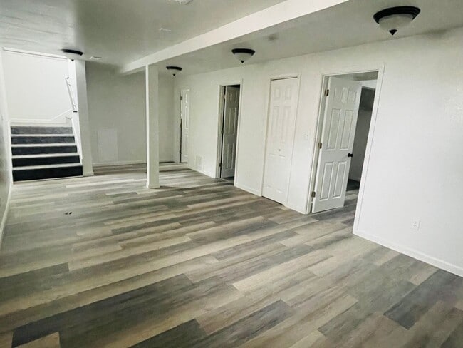 Building Photo - Single family house available!