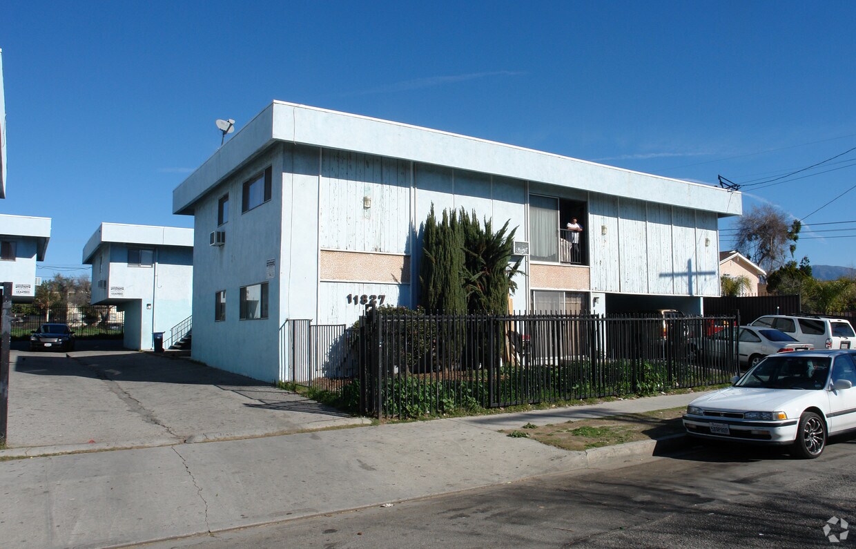 Foto principal - 11827-11833 Valerio St