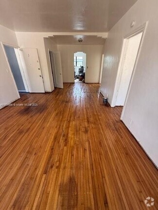 Building Photo - 985 Bay Dr