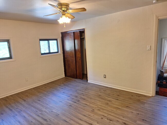 Masterbed - 4624 Verona Rd