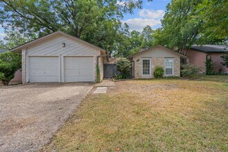 Building Photo - 10103 Woodland Village Dr