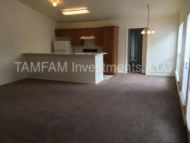Building Photo - Three Bedroom Duplex - Great Location!