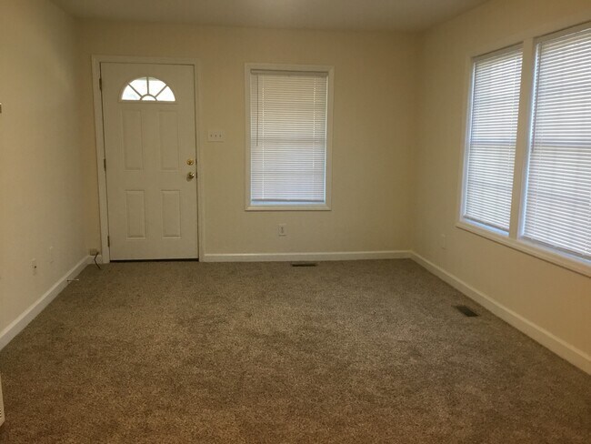 Foto del edificio - 2 Bedroom 1 Bathroom House minutes from Lige Street Park & Carroll Park!