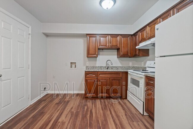 Building Photo - 6340 Picadilly Square
