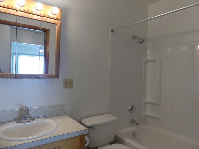 Building Photo - Come See this Adorable Gresham Duplex!