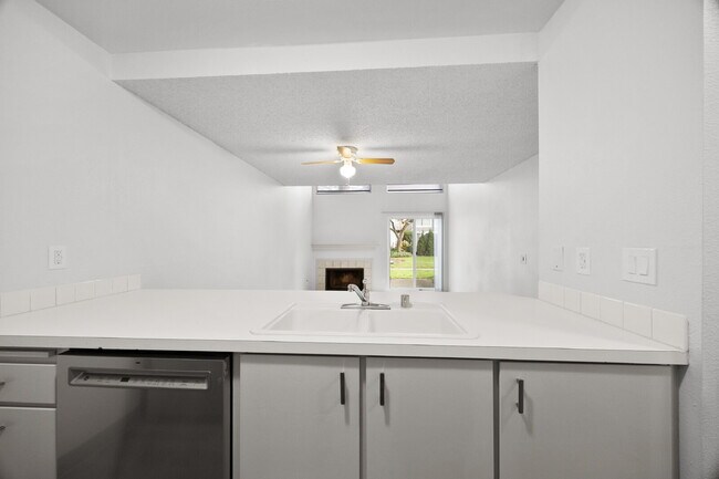 Foto del edificio - $1795.00. One-Bedroom, and a 2nd Open Loft style room that has an open wall that looks down to li...