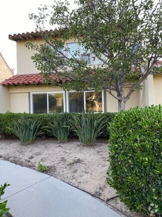 Building Photo - 2323 Eastbluff Dr