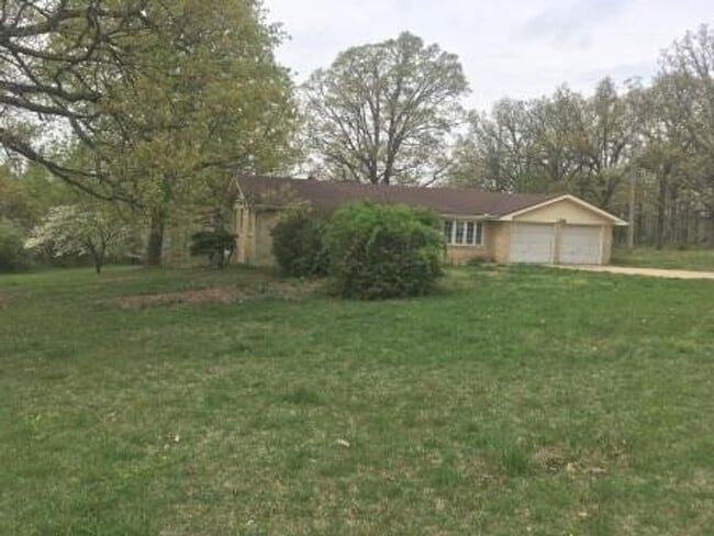 Building Photo - Country Living 3 bedroom home on 3 acres! ...
