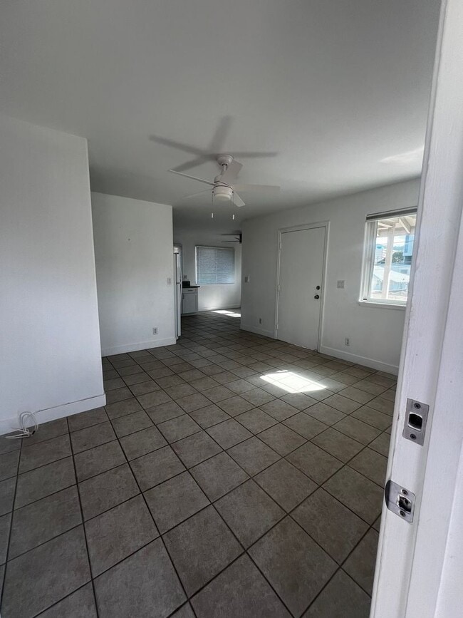 Building Photo - Highly Desired 2 bedroom, 1 bath, 2 parkin...