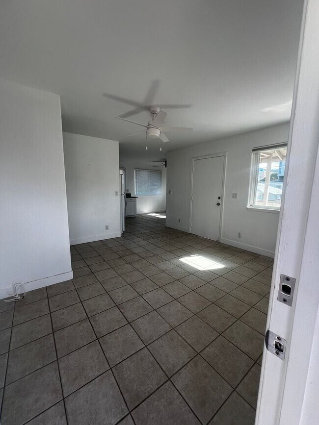 Foto del edificio - Highly Desired 2 bedroom, 1 bath, 2 parkin...