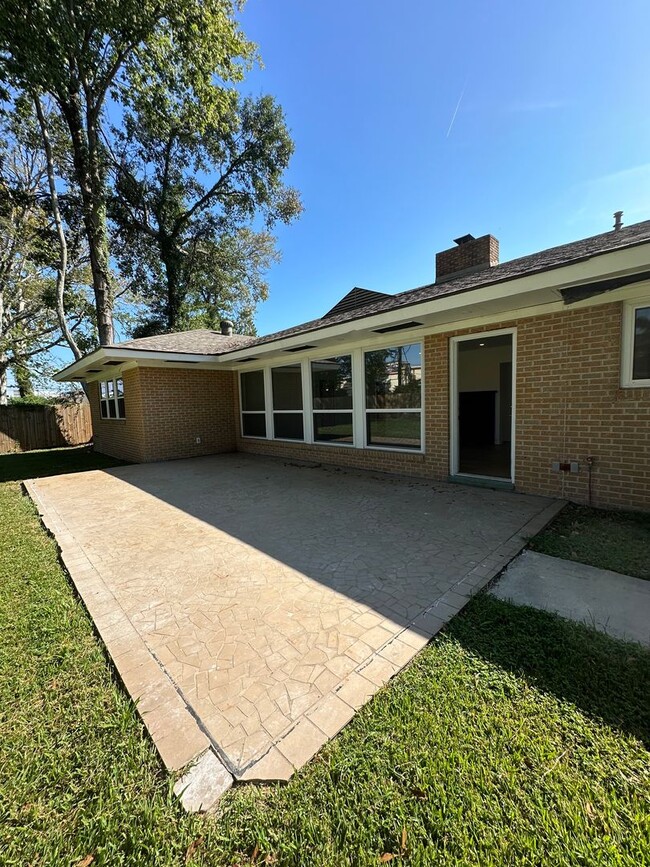 Building Photo - 3BR 2BA Brick House