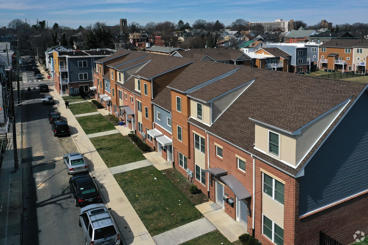 Primary Photo - Queen Lane Apartments