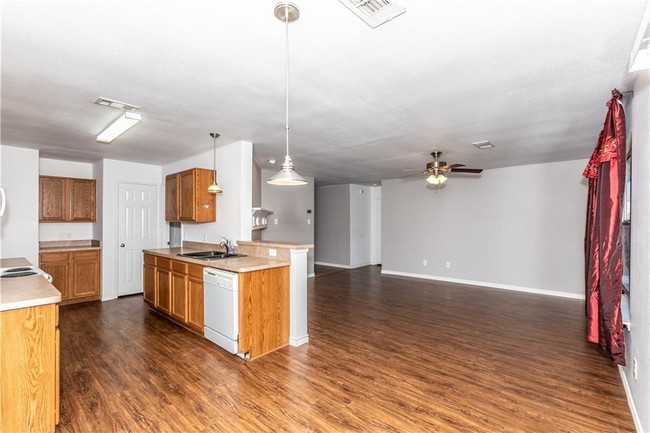 Building Photo - 5029 Raymond Dr