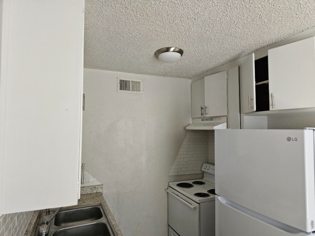 Building Photo - 306 N Gilmer St