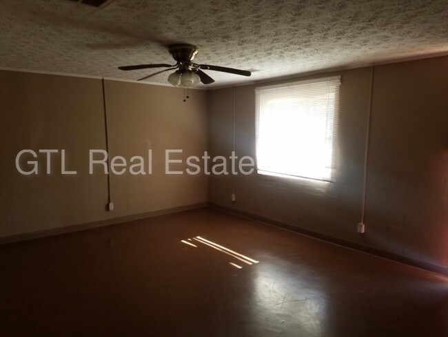 Building Photo - Large duplex unit with 2BR/1BA