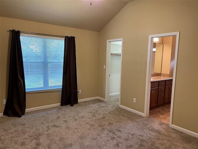 Building Photo - 115 Briarwood Dr
