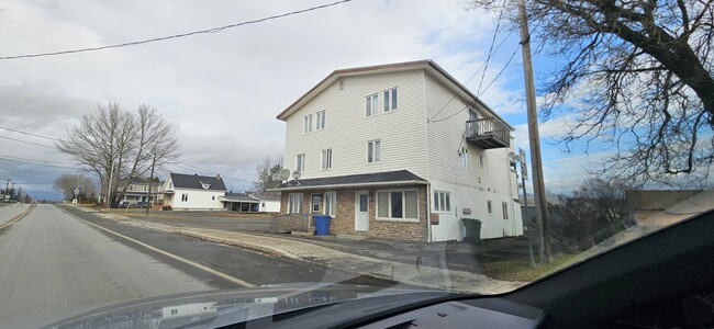 Building Photo - 671 Rue Principale