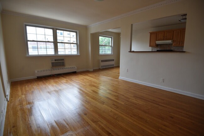 Sala de estar - 23-17 28th St