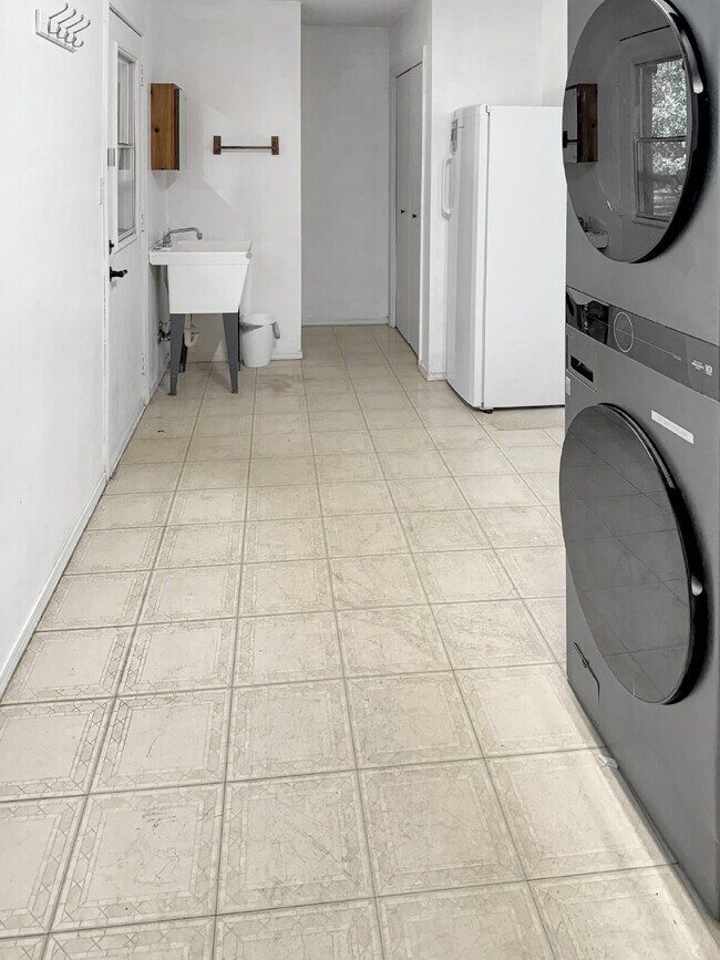 Foto del edificio - Spacious Corner Lot Rental in Milton, FL