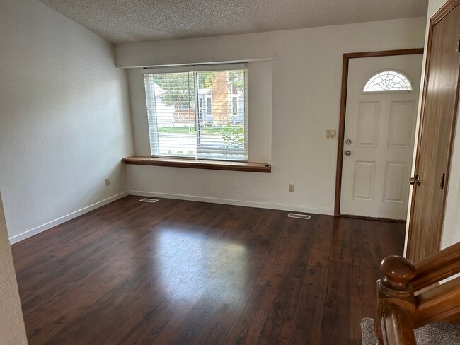 Building Photo - 250 Cypress Ln