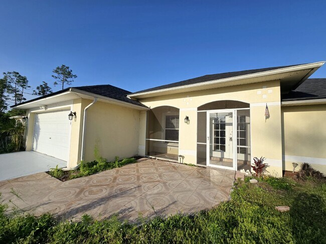 Foto del edificio - 1019 Angelo Ave ~ Large Fenced Yard Home w...