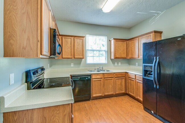 Foto del edificio - This 3 BR/2.5 BA Oak Hill Townhome Should Satisfy Your Standards!!!