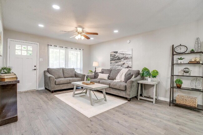 Building Photo - Spacious 3-Bed in Grand Prairie