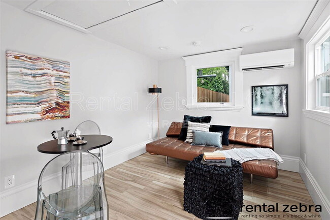 1823 1/2 Delaware St - 1823 1/2 Delaware St Apartment