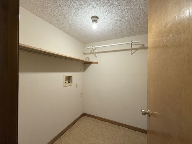 Building Photo - "Charming 3-Bed, 2-Bath Oasis in Spring Hi...