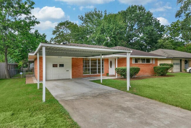 Building Photo - 2102 Saxon Dr
