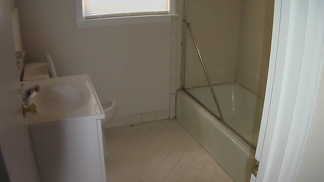 Restroom - 4604 Springview Rd