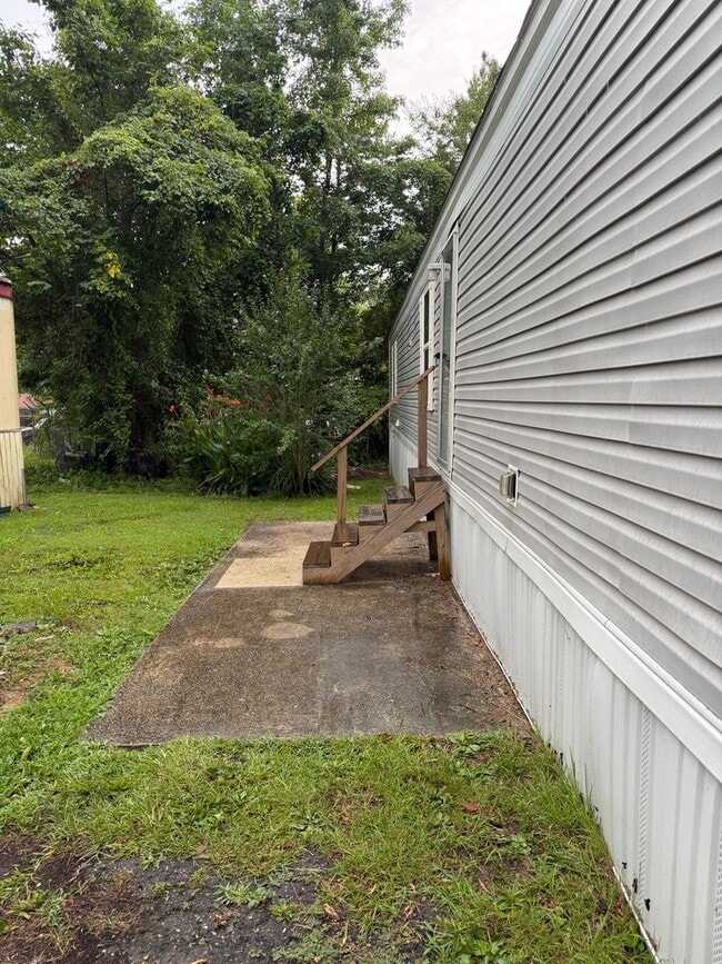 Building Photo - 1608 Golden Springs Rd