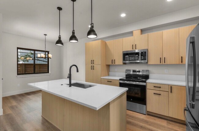 Foto del edificio - Spectacular BRAND NEW Custom 2-bd/2-bath with view of Redmond Canal!