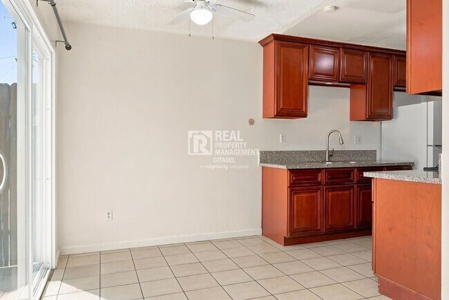 Foto del edificio - 3009 Canyon Crest Dr