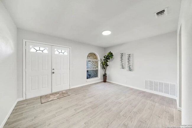 Building Photo - 6302 Handsome Lake Dr