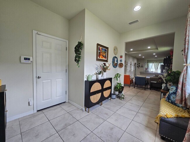 Foto del edificio - Beautiful 3-Bedroom + Flex Space in gated ...