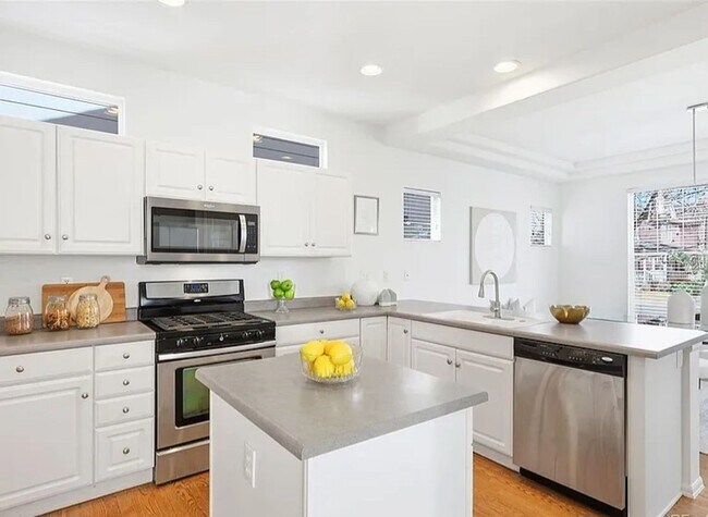 Foto del edificio - Available NOW! 4-Bedroom in one of Denver’s Hottest Neighborhoods!