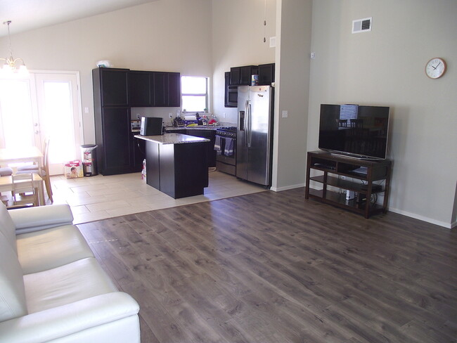 Building Photo - Northeast El Paso 3bed, 2 bath REFRIG A/C ...