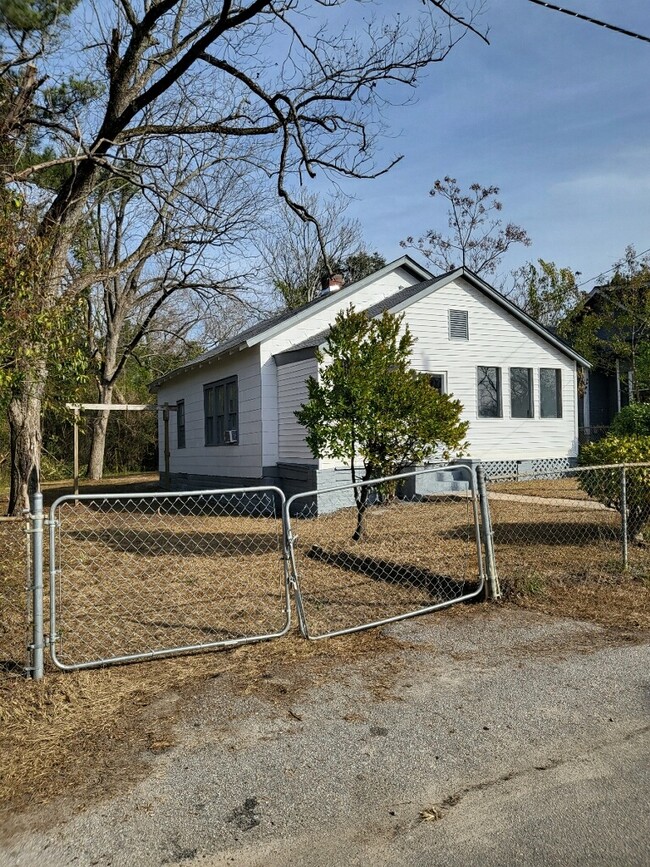 Building Photo - 389 Quick St