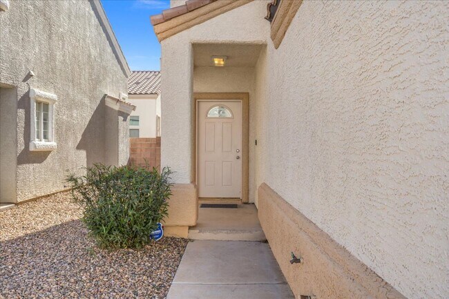 Building Photo - Charming 3 Bed 2.5 Bath Home in Gated Comm...