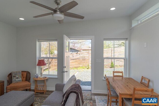 Foto del edificio - 1403 Burgess Ln