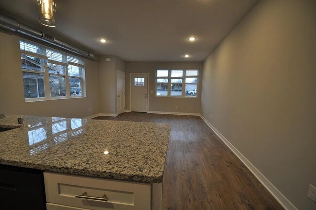 Foto del edificio - Spacious 2 Bedroom 2 Bathroom On the Greenway!