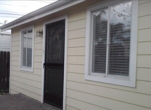 Building Photo - 1308 W Fern Dr