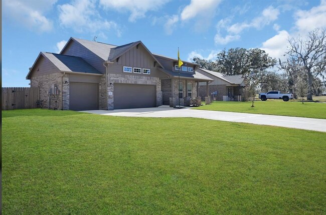 Building Photo - 351 Twin Lakes Blvd W