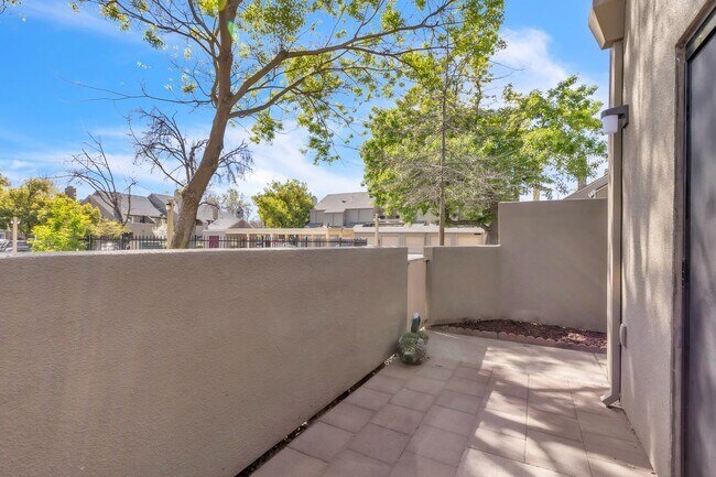 Foto del edificio - 1BR/1BA w/ Private Patio + Garage in Sacramento