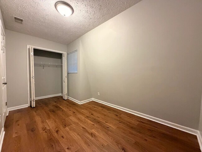 Foto del edificio - 207 Rustwood Dr