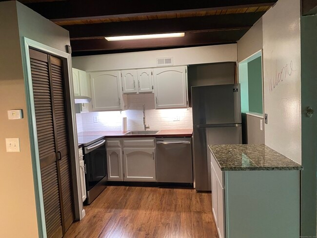 Foto del edificio - 14 Country Squire Dr