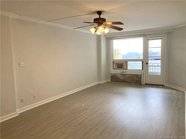 Foto del edificio - 71 Strawberry Hill Ave